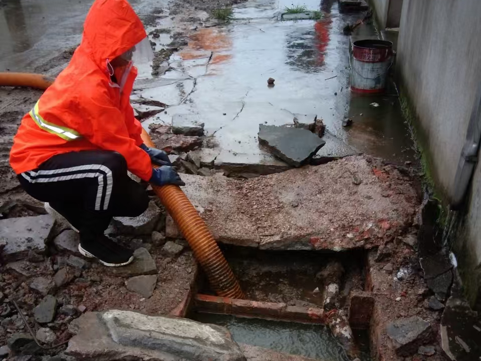 连云专业清理污水池 炜誉市政以规范流程守护城市 “肠道”